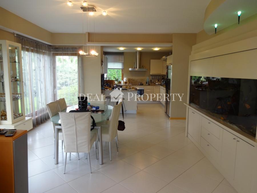 Māja ar peldbaseinu Babītē