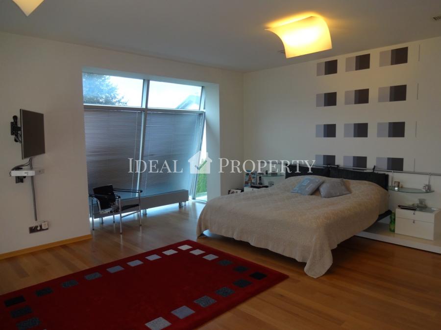 Māja ar peldbaseinu Babītē