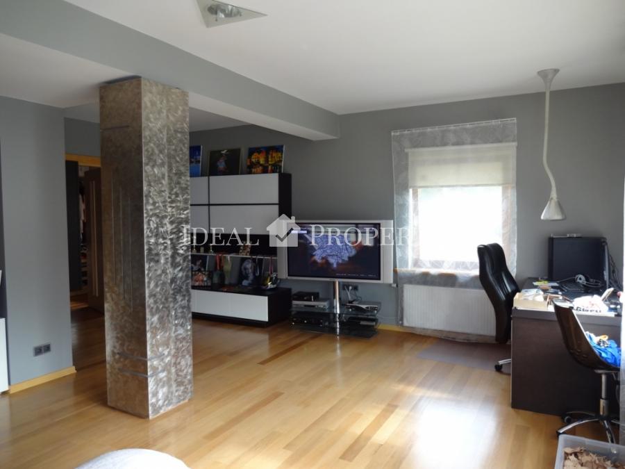 Māja ar peldbaseinu Babītē