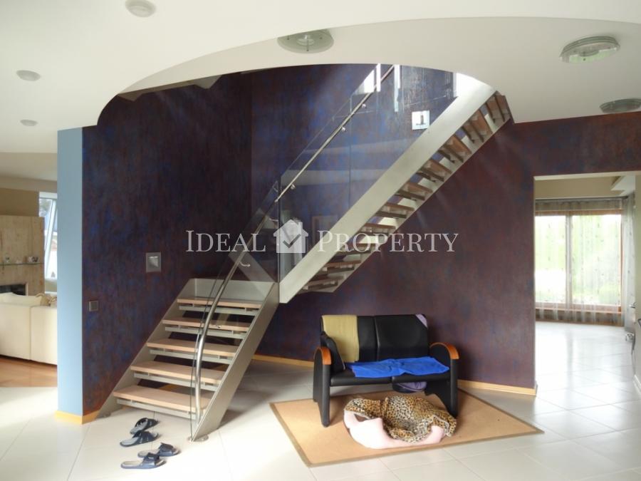 Māja ar peldbaseinu Babītē