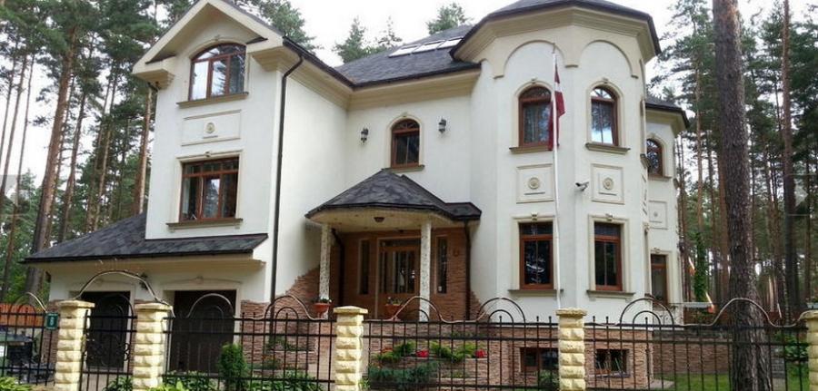 Mēs piedāvājam pārdošanai ekskluzīvu māju klusā, saulainā vietā