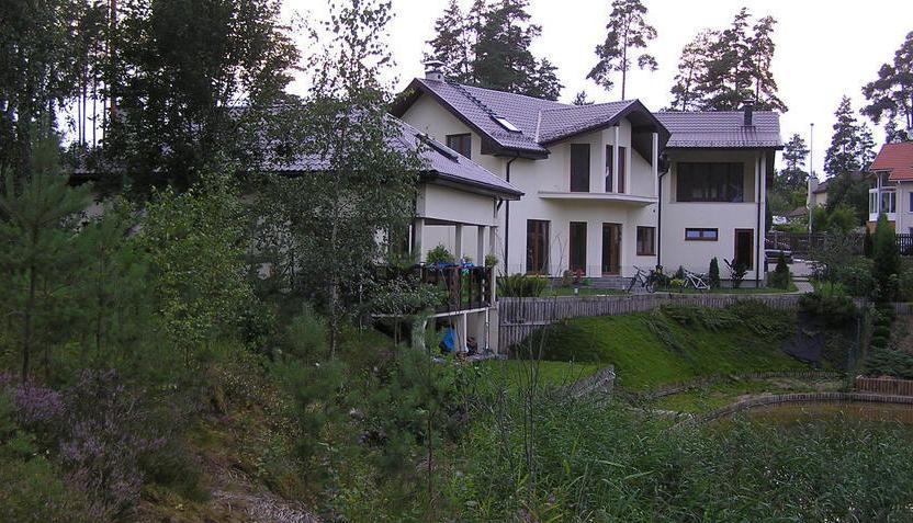 Privātmāju ciematā Sunīši tiek pārdota