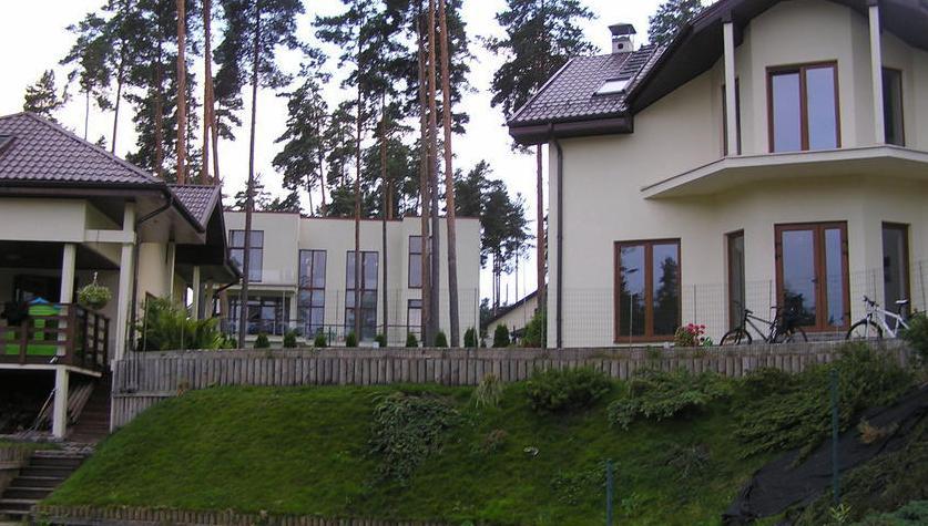 Privātmāju ciematā Sunīši tiek pārdota