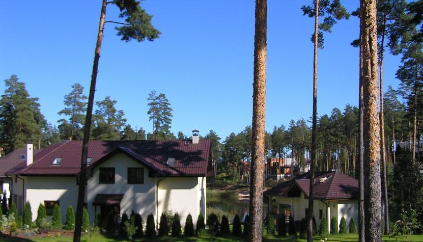 Privātmāju ciematā Sunīši tiek pārdota