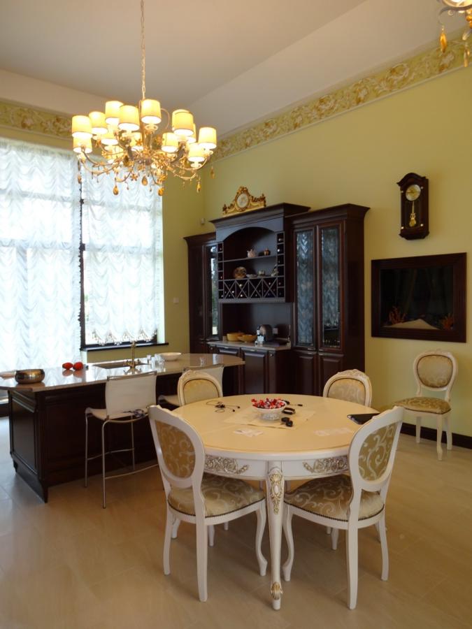 Māja tiek pārdota ar visām mēbelēm