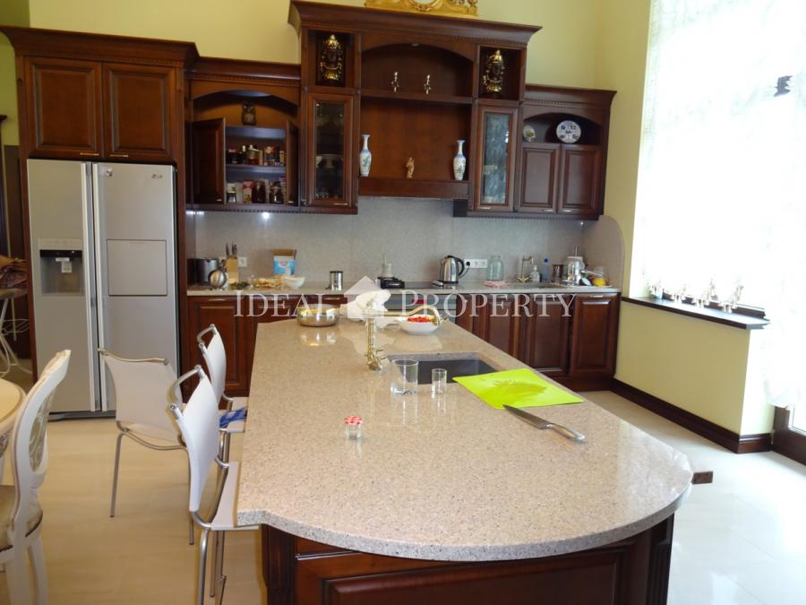 Māja tiek pārdota ar visām mēbelēm