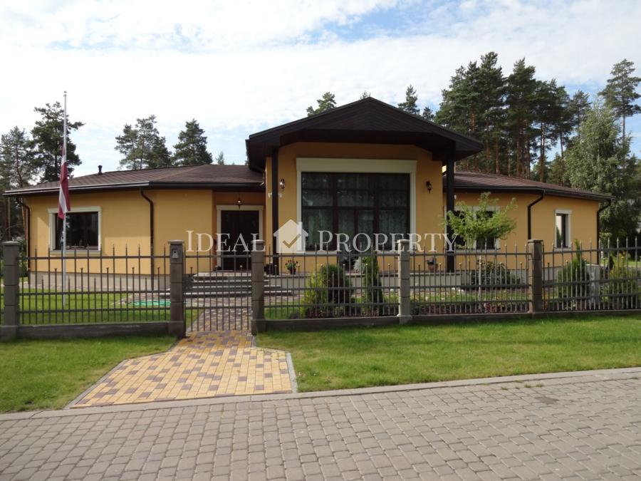 Māja tiek pārdota ar visām mēbelēm