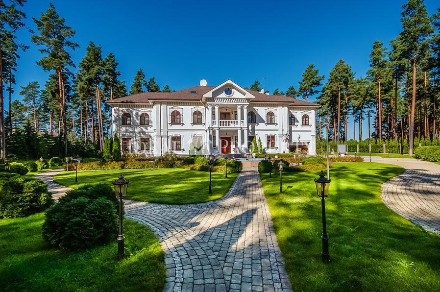 A luxurious three-storey villa with well-kept and picturesque surroundings. A luxurious three-storey villa with well-kept and picturesque surroundings.