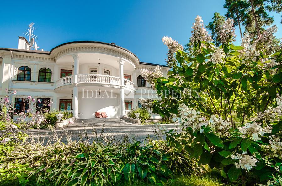 A luxurious three-storey villa with well-kept and picturesque surroundings. A luxurious three-storey villa with well-kept and picturesque surroundings.