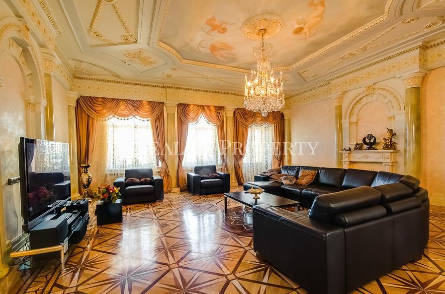 A luxurious three-storey villa with well-kept and picturesque surroundings. A luxurious three-storey villa with well-kept and picturesque surroundings.