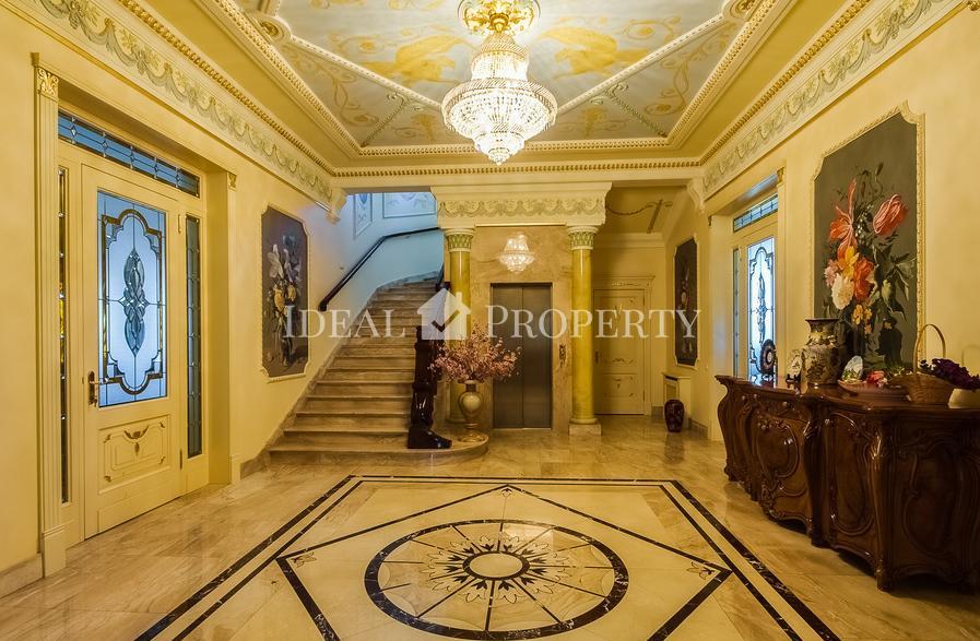 A luxurious three-storey villa with well-kept and picturesque surroundings. A luxurious three-storey villa with well-kept and picturesque surroundings.