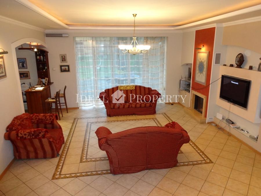 Piedāvājam iegādāties  privātmāju ar peldbaseinu.