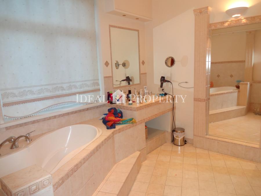 Piedāvājam iegādāties  privātmāju ar peldbaseinu.