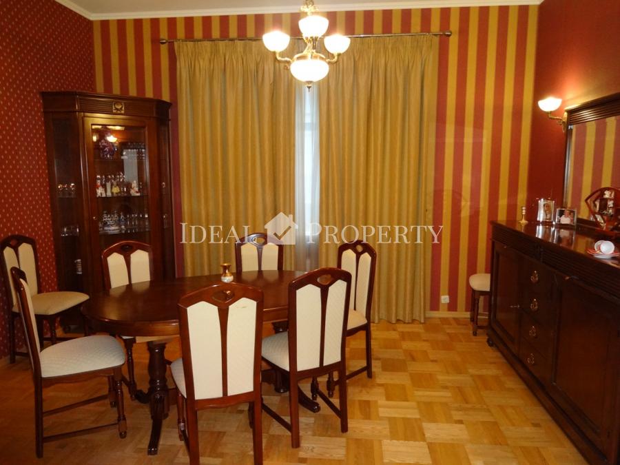 Piedāvājam iegādāties  privātmāju ar peldbaseinu.