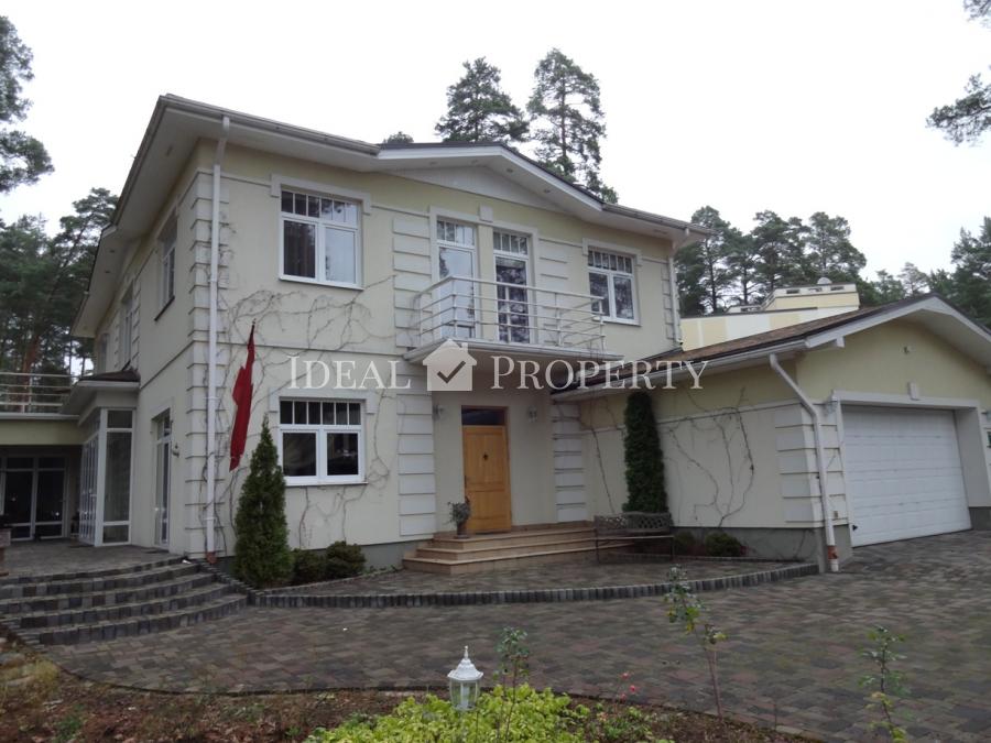 Piedāvājam iegādāties  privātmāju ar peldbaseinu.