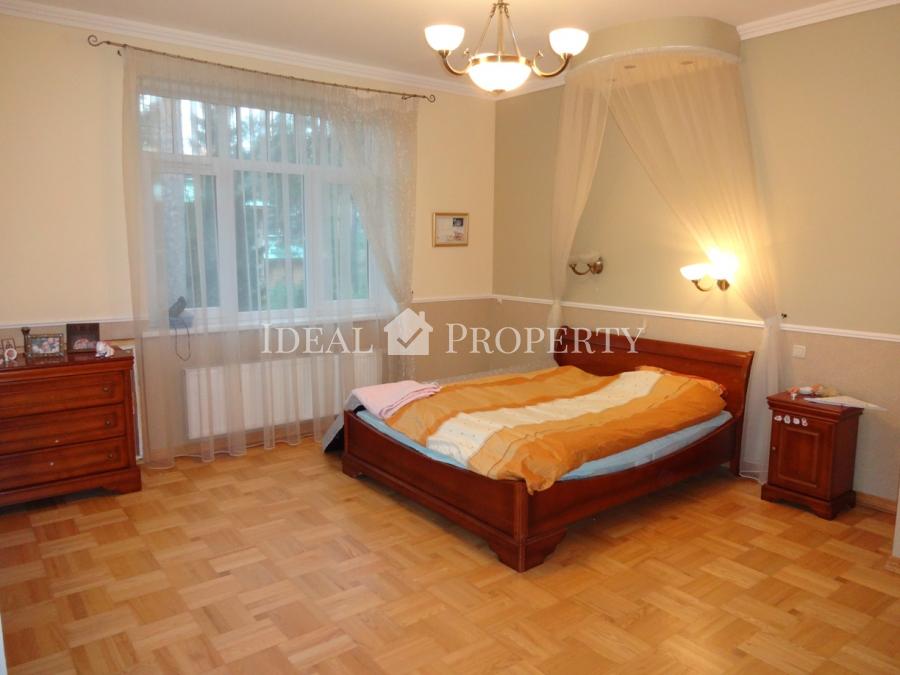 Piedāvājam iegādāties  privātmāju ar peldbaseinu.