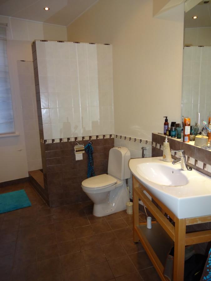 Piedāvājam iegādāties  privātmāju ar peldbaseinu.