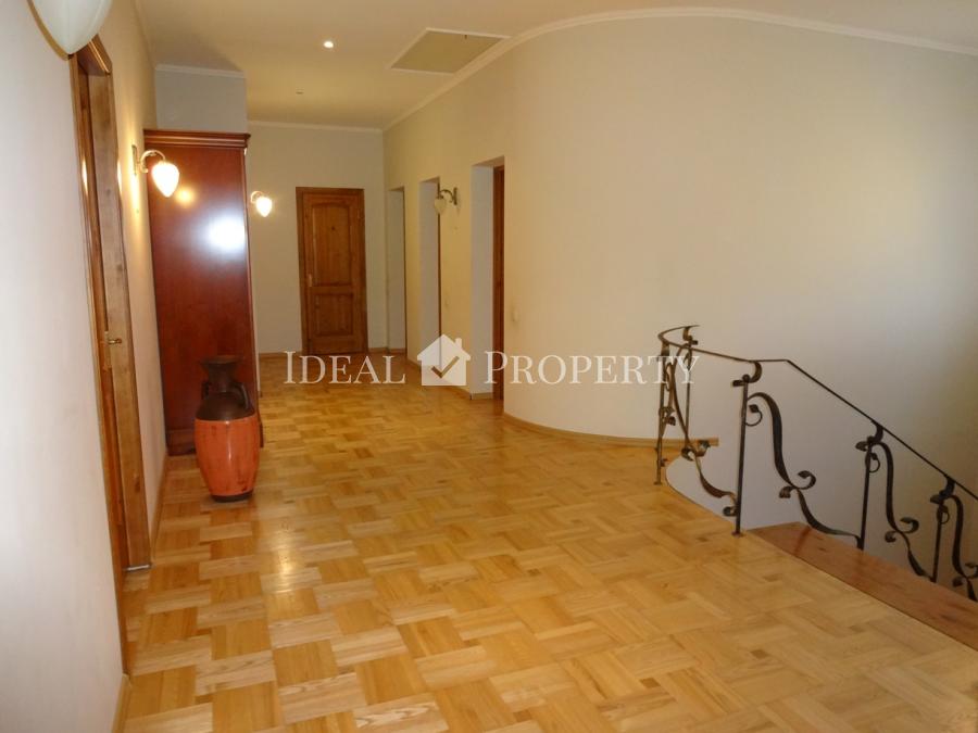 Piedāvājam iegādāties  privātmāju ar peldbaseinu.