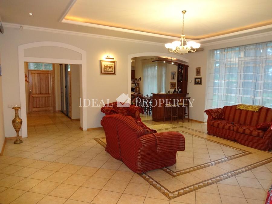 Piedāvājam iegādāties  privātmāju ar peldbaseinu.