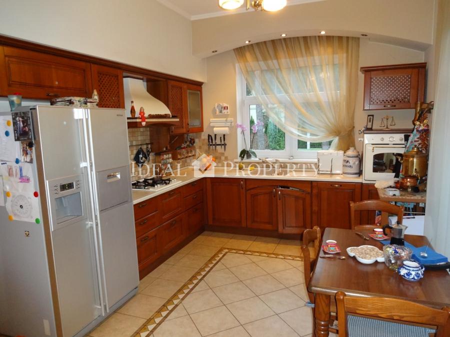 Piedāvājam iegādāties  privātmāju ar peldbaseinu.