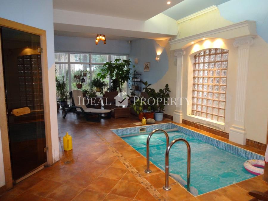 Piedāvājam iegādāties  privātmāju ar peldbaseinu.