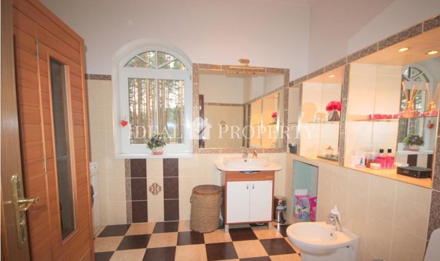 Mēs piedāvājam pārdošanai ekskluzīvu māju klusā, saulainā vietā