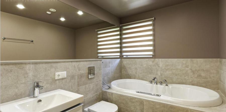  Pārdod 3-stāvu plašu māju Bergos.