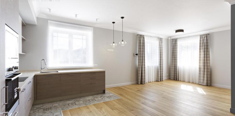  Pārdod 3-stāvu plašu māju Bergos.