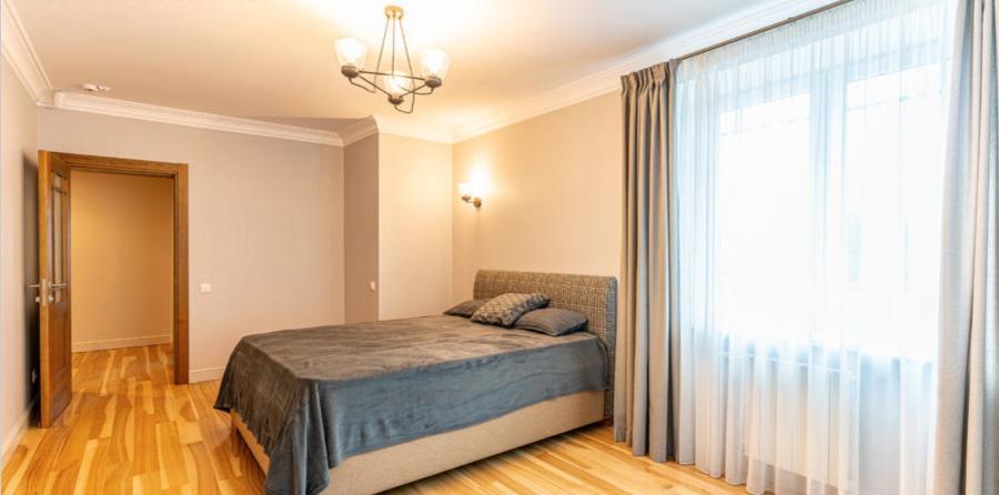  Pārdod 3-stāvu plašu māju Bergos.