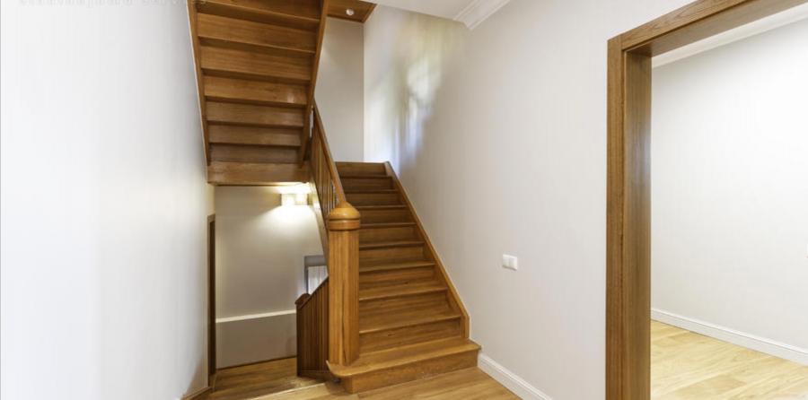  Pārdod 3-stāvu plašu māju Bergos.