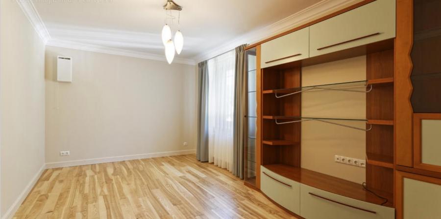  Pārdod 3-stāvu plašu māju Bergos.