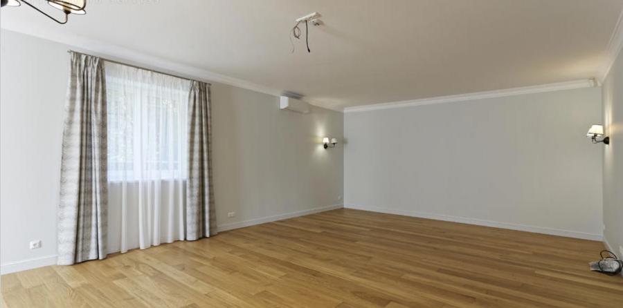  Pārdod 3-stāvu plašu māju Bergos.