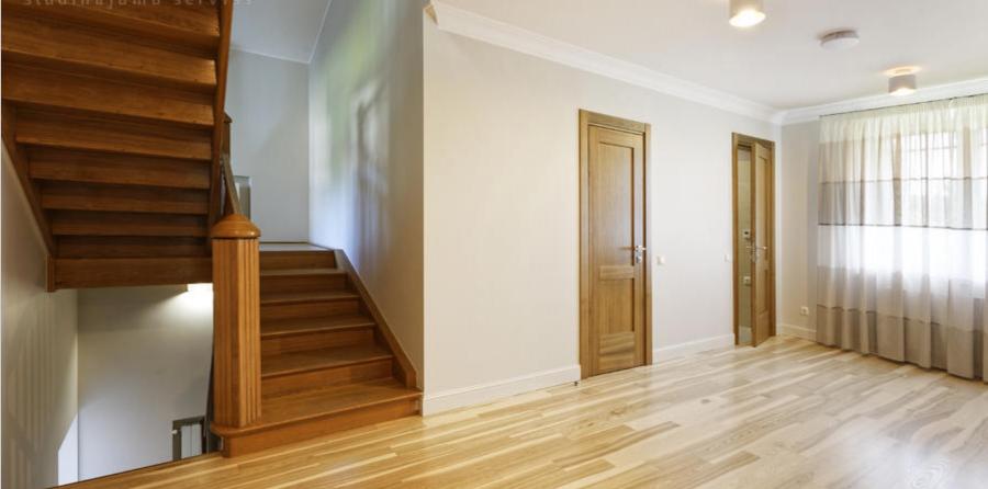  Pārdod 3-stāvu plašu māju Bergos.