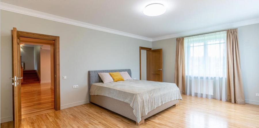  Pārdod 3-stāvu plašu māju Bergos.