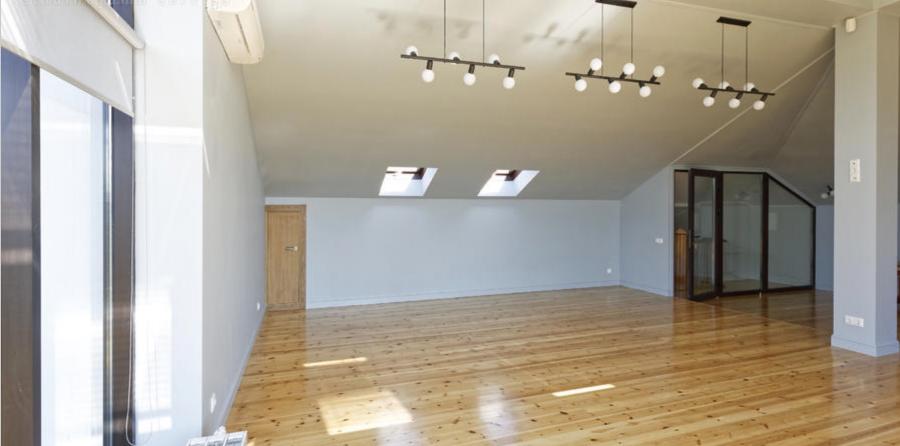  Pārdod 3-stāvu plašu māju Bergos.