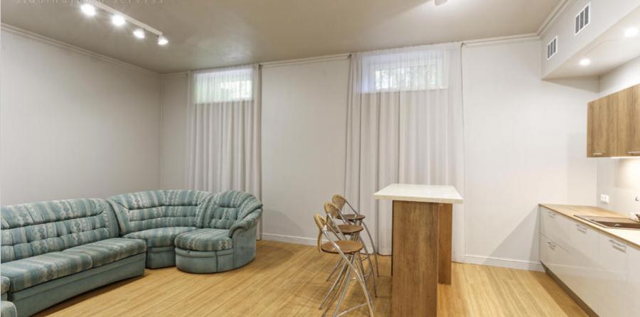  Pārdod 3-stāvu plašu māju Bergos.