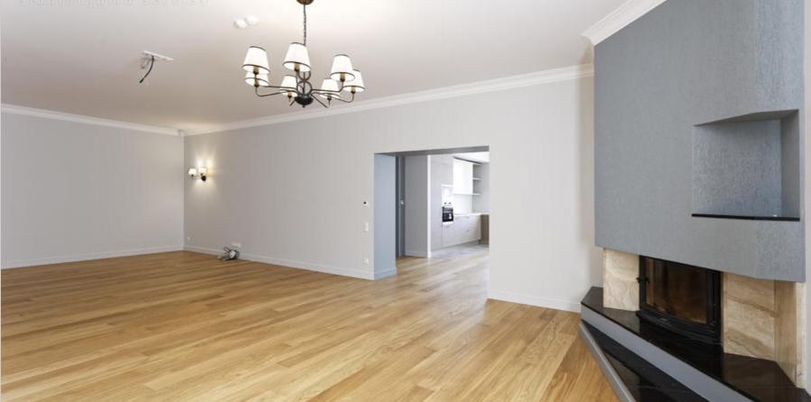  Pārdod 3-stāvu plašu māju Bergos.