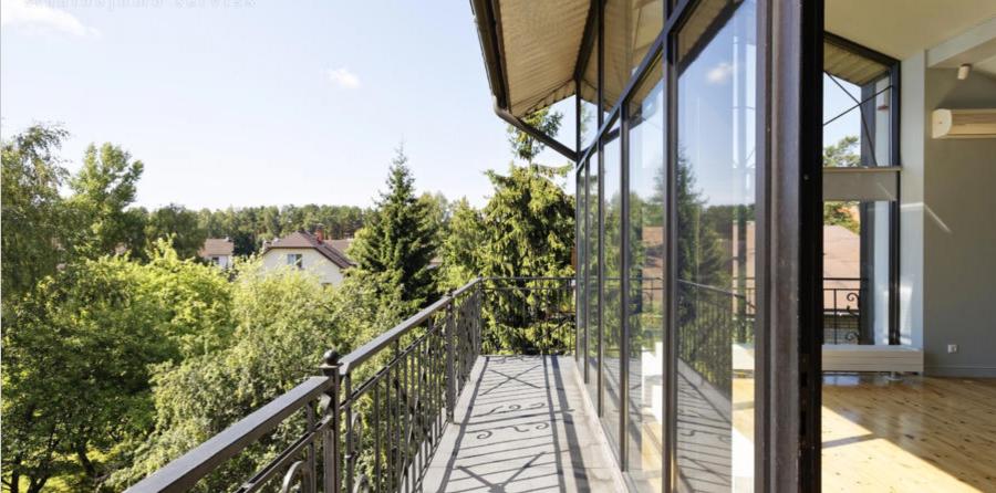  Pārdod 3-stāvu plašu māju Bergos.