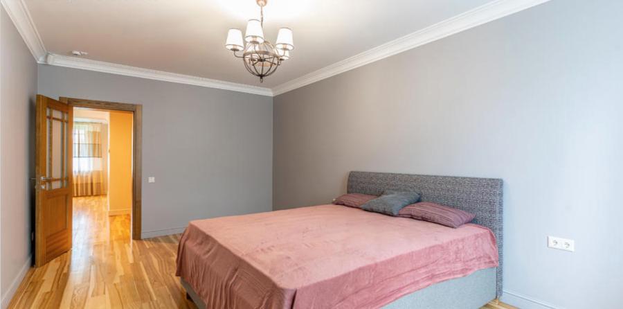  Pārdod 3-stāvu plašu māju Bergos.