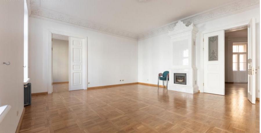 For long-term rent offered a spacious five-room apartment in the most prestigious district of Riga, on Albert Street.