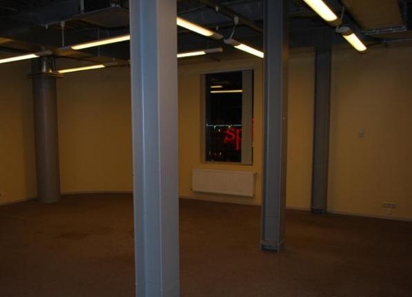 For rent with good layout office spacein strategically good location.