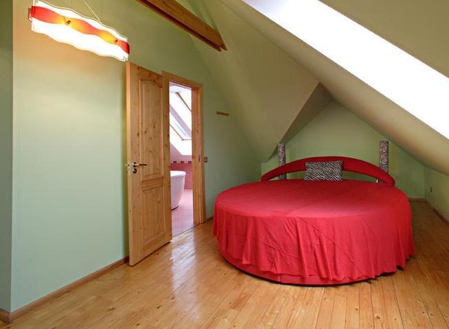 Предлагаем дом около озера, в тихом спальном районе Лангстини. 