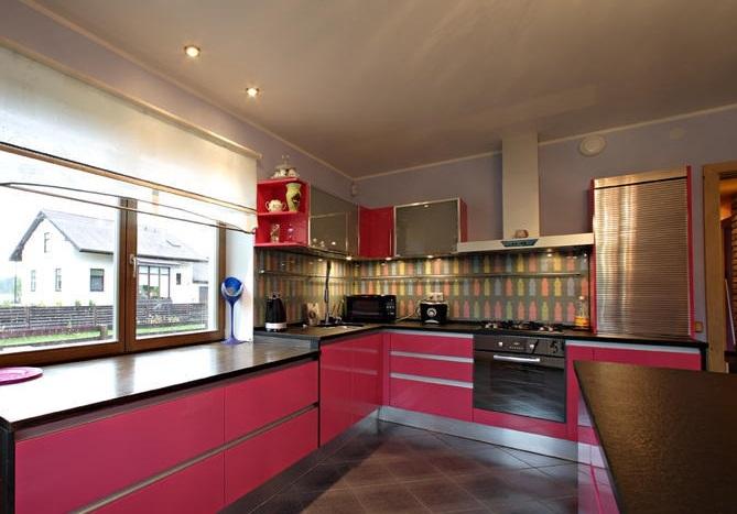 Предлагаем дом около озера, в тихом спальном районе Лангстини. 