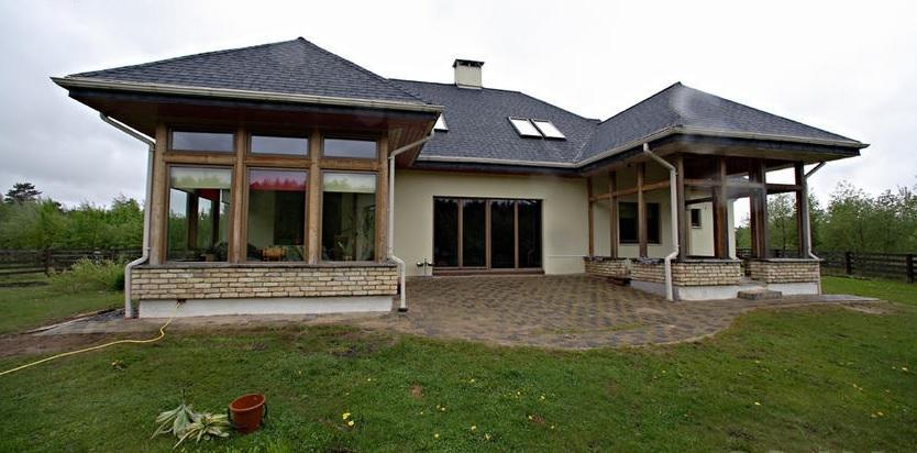 Предлагаем дом около озера, в тихом спальном районе Лангстини. 