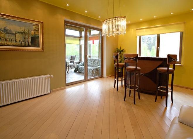 Предлагаем дом около озера, в тихом спальном районе Лангстини. 