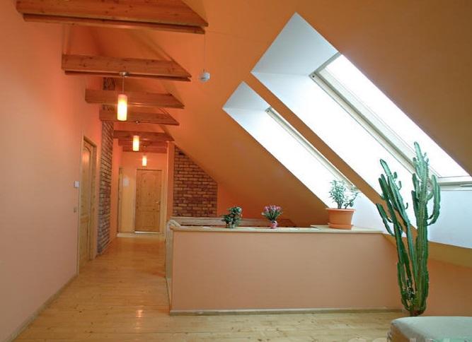 Предлагаем дом около озера, в тихом спальном районе Лангстини. 