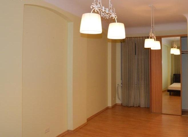 Offers bright and spacious apartment in the embassy district