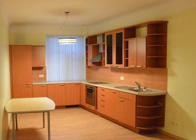 Offers bright and spacious apartment in the embassy district