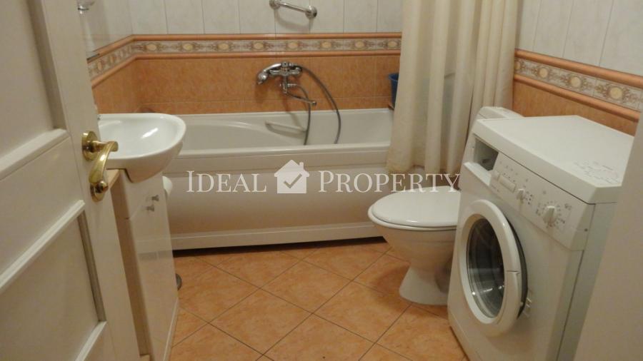 2-istabu dzīvoklis, kas atrodas vēsturiskā ēkā vēstniecību rajonā