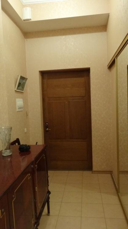 2-istabu dzīvoklis, kas atrodas vēsturiskā ēkā vēstniecību rajonā